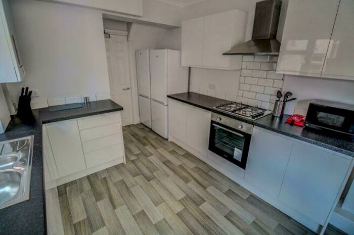 5 Bedroom House To Rent In Newcombe Road, Southampton, SO15