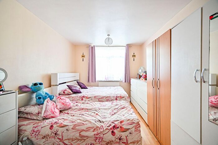 2 Bedroom Flat For Sale In Bromley High Street, Bow, London, E3