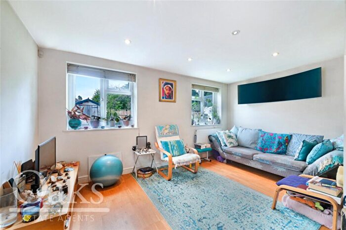 1 Bedroom Apartment For Sale In Farnley Road, South Norwood, SE25