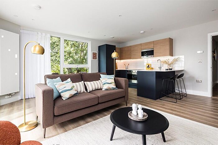 2 Bedroom Apartment To Rent In Grinstead Road, London, SE8