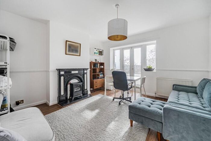 2 Bedroom Flat For Sale In The Woodlands, Crystal Palace, London, SE19