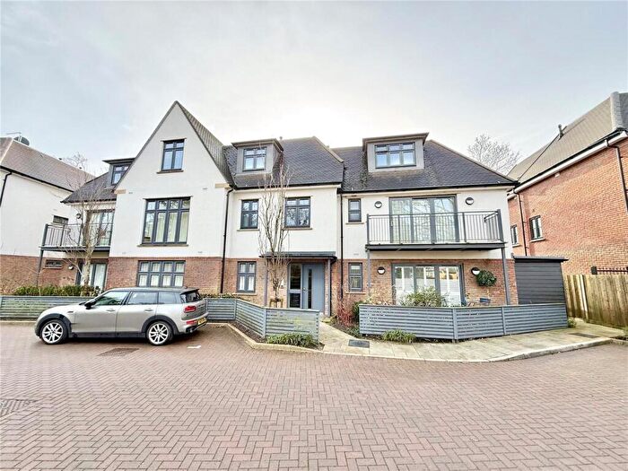 2 Bedroom Flat For Sale In Lymington Road, Highcliffe On Sea, Christchurch, BH23