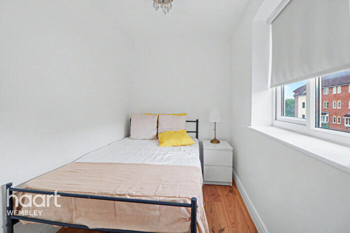 1 Bedroom Flat For Sale In Vicars Bridge Close, Wembley, HA0