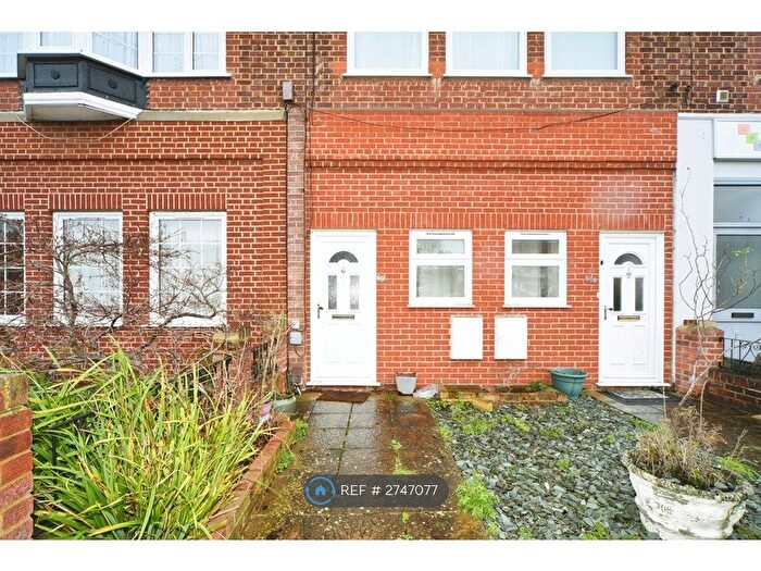 2 Bedroom Flat To Rent In Jevington Way, London, SE12