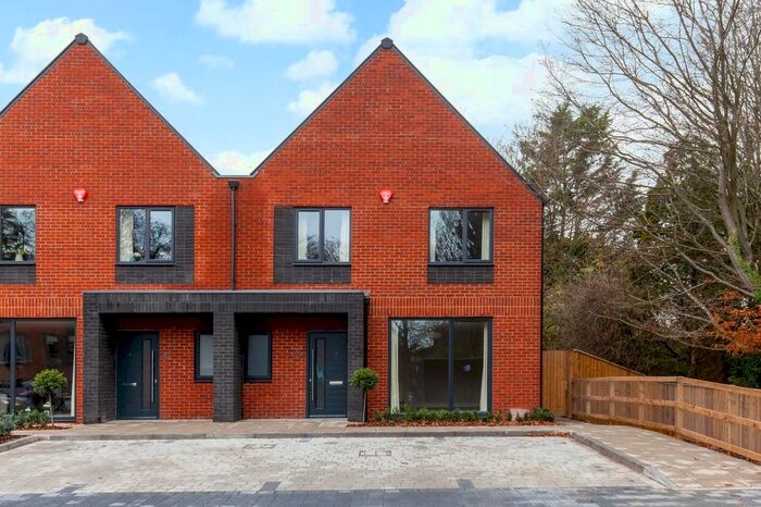 3 Bedroom Semi-Detached House To Rent In Fairlinch Close, Andover Road, Winchester, SO22