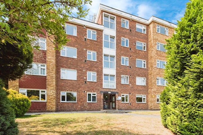 2 Bedroom Flat For Sale In Durham Avenue, Woodford Green, IG8