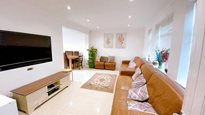 4 Bedroom Semi-Detached House To Rent In Dene Avenue, Hounslow, TW3