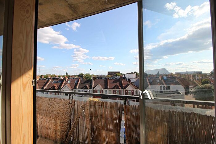 2 Bedroom Flat To Rent In Durnsford Road, London, SW19