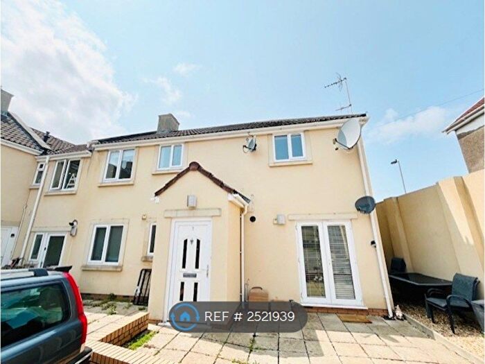 2 Bedroom Flat To Rent In Shield Court, Hanham, Bristol, BS15