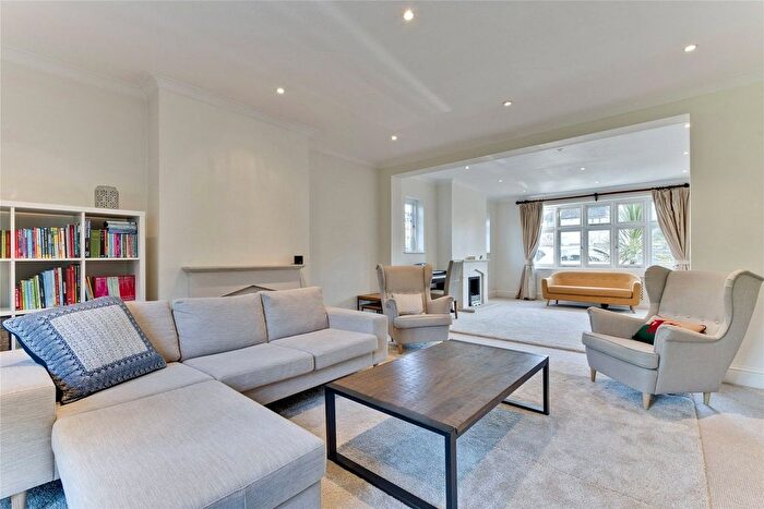 4 Bedroom Detached House To Rent In West Grove, Walton On Thames, Surrey, KT12