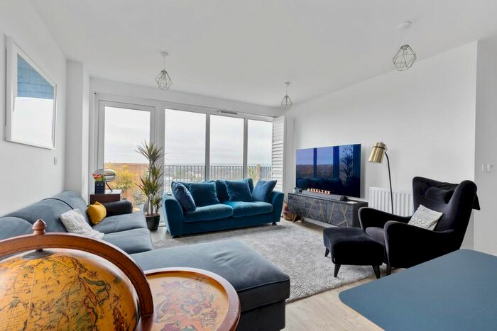 3 Bedroom Flat To Rent In Apple Yard, London, SE20