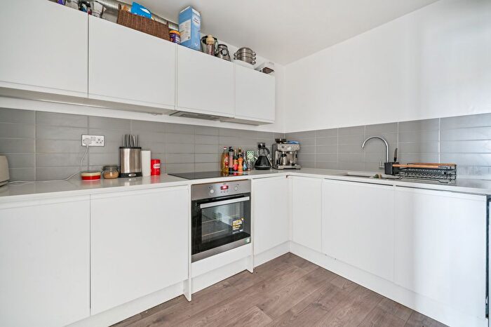 3 Bedroom Flat To Rent In Tyssen Street, London, E8