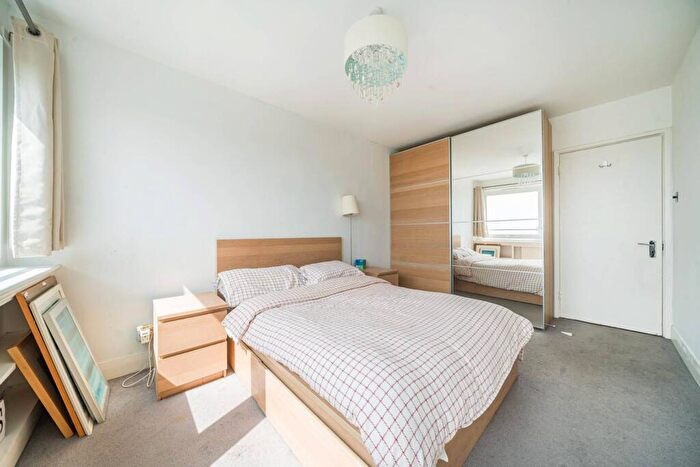 2 Bedroom Flat To Rent In Austin Road, Battersea, London, SW11