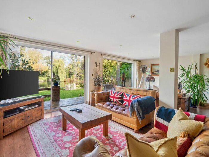 6 Bedroom Bungalow To Rent In Old Ferry Drive, Wraysbury, Staines, TW19