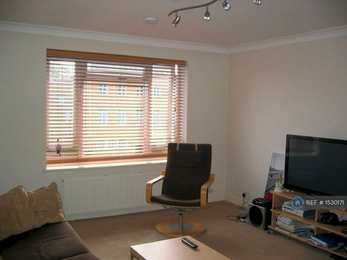 1 Bedroom Flat To Rent In Windsor Court, London, N11