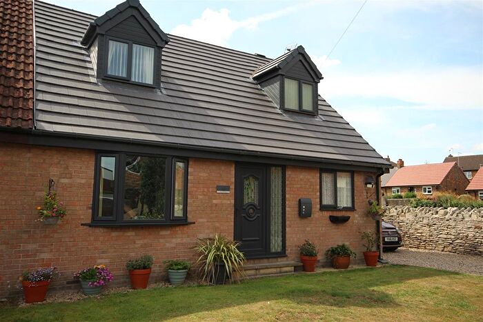 3 Bedroom Semi-Detached Bungalow For Sale In Lynwood Close, Knottingley, WF11