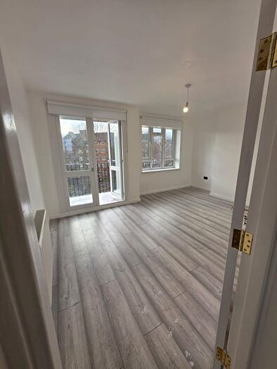 3 Bedroom Flat To Rent In Whitnell Way, London, SW15