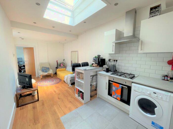 3 Bedroom Flat To Rent In Hornsey Road, Islington, N19