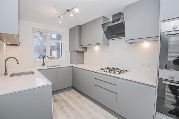 4 Bedroom House To Rent In Linksway, Hendon, NW4