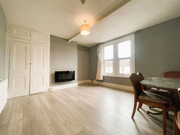 3 Bedroom Flat To Rent In Bed, Duncan Road, Gillingham, ME7