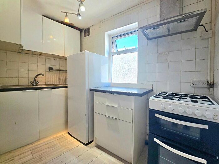 2 Bedroom Apartment To Rent In Whitehorse Road, Croydon, London, CR0