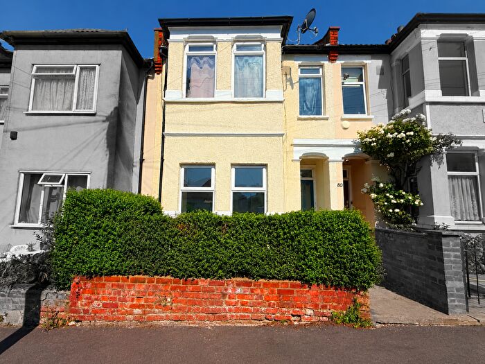 1 Bedroom Apartment For Sale In Gainsborough Drive, Westcliff-on-Sea, Essex, SS0