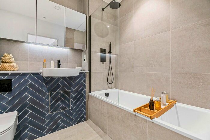 2 Bedroom Apartment For Sale In Water's Edge Court, Yeo Street, London, E3