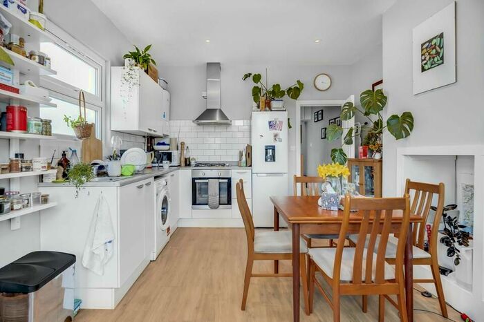 2 Bedroom Flat To Rent In Fountain Road, London, SW17
