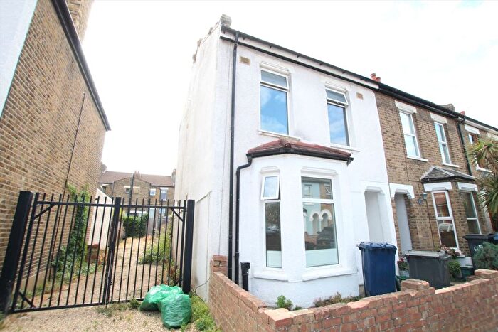 4 Bedroom Property To Rent In Oaklands Road, Hanwell, W7