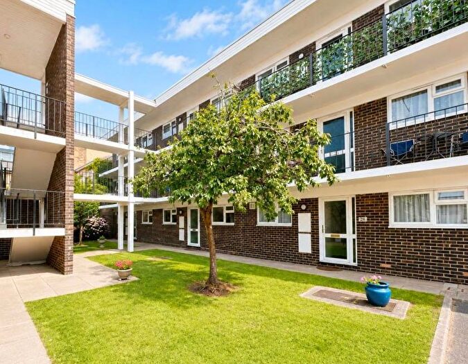 2 Bedroom Flat For Sale In Goldlay Avenue, Chelmsford, CM2