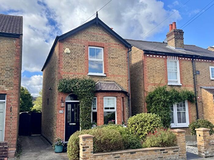 3 Bedroom Detached House For Sale In Sunbury Lane, Walton-On-Thames, KT12
