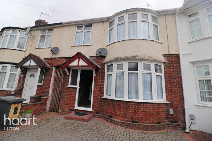 3 Bedroom Semi-Detached House To Rent In Oakley Close, Luton, LU4