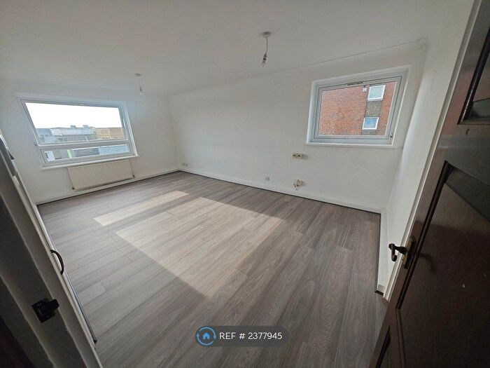 2 Bedroom Flat To Rent In Badminton, Kingston Upon Thames, KT2