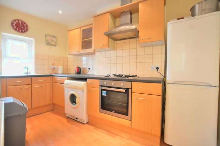 3 Bedroom Flat To Rent In Rock Street, London, N4