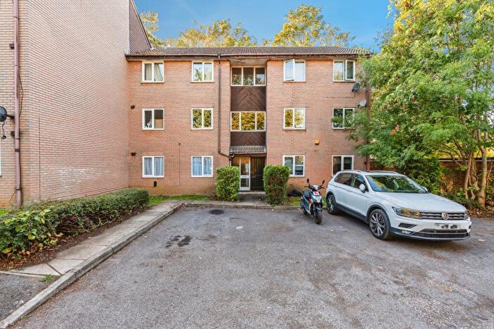2 Bedroom Flat For Sale In The Oaks, Southampton, Hampshire, SO19