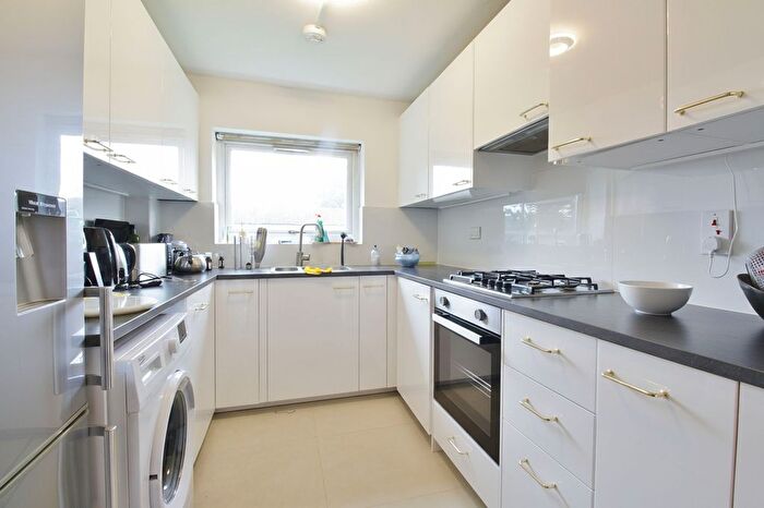 2 Bedroom Flat To Rent In Deborah Close, Isleworth, TW7