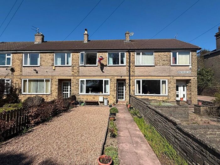 3 Bedroom Town House For Sale In New Grange View, Halifax, West Yorkshire, HX2