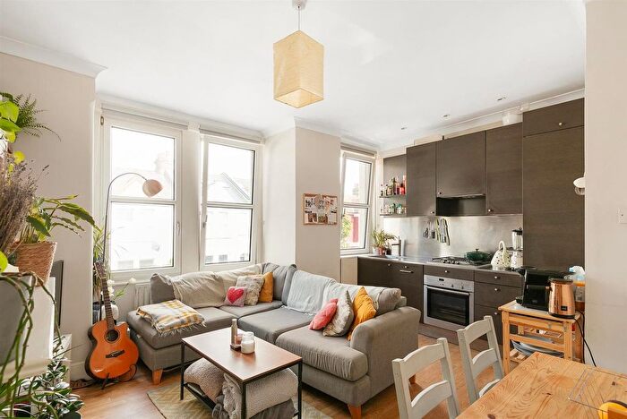 2 Bedroom Flat To Rent In Strathville Road, Earlsfield, London, SW18