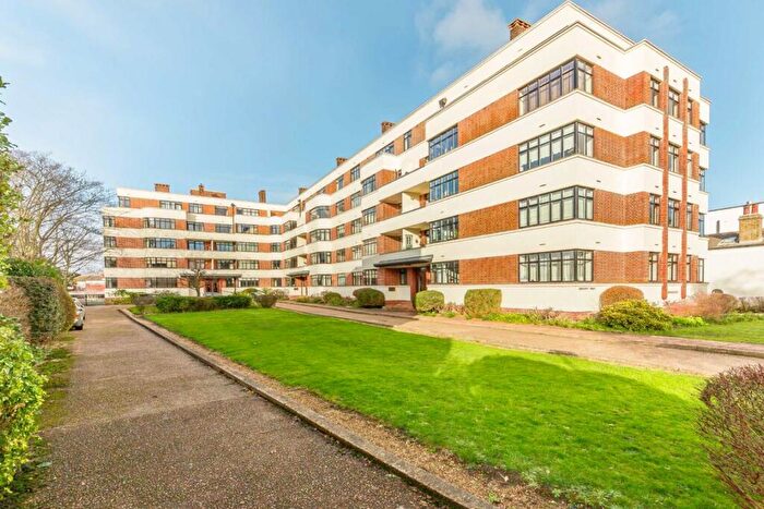 2 Bedroom Flat To Rent In The Crescent, Surbiton, KT6