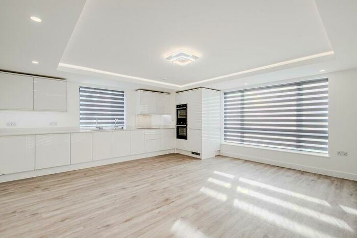 2 Bedroom Flat To Rent In Golders Green Road, London, NW11