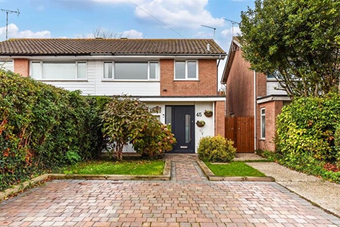 3 Bedroom Semi Detached House For Sale In Fordwater Gardens, Yapton, BN18