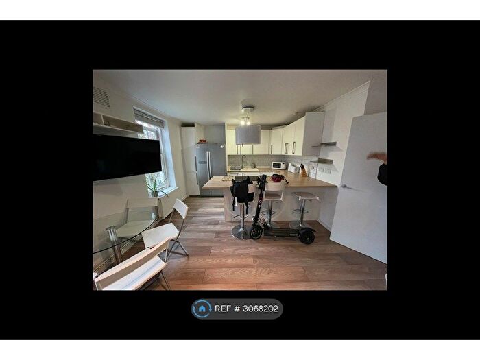 3 Bedroom Flat To Rent In Macaulay Square, London, SW4