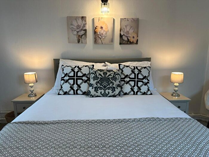 3 Bedroom Flat To Rent In World's End Estate, London, SW10