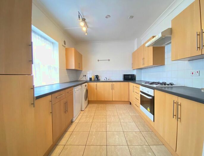 4 Bedroom Terraced House To Rent In St. Margarets Banks, High Street, Rochester, ME1