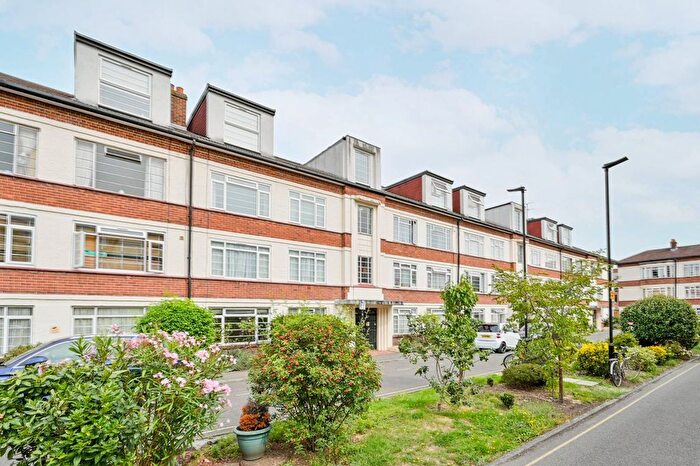3 Bedroom Flat For Sale In Manor Vale, Brentford, Brentford, TW8