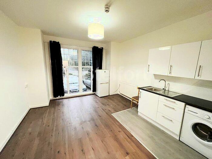 Flat To Rent In Colney Hatch Lane, London, N10