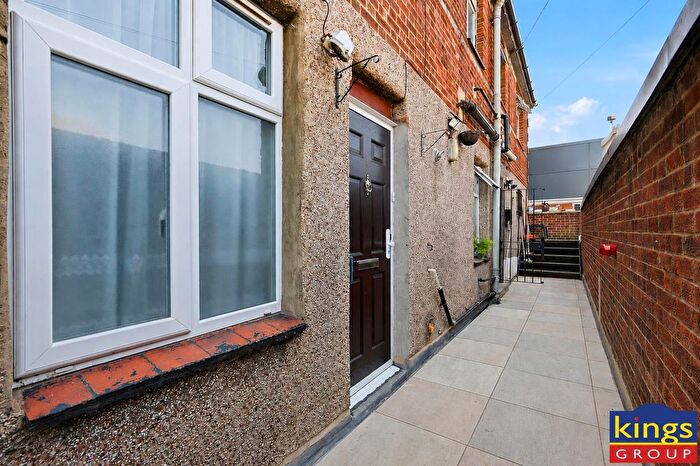3 Bedroom Maisonette For Sale In Billet Road, London, E17