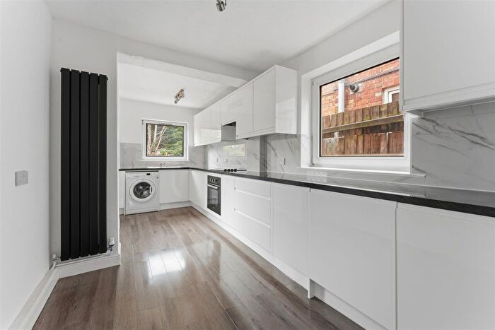 3 Bedroom End Of Terrace House For Sale In - Boddington Road, Kettering, NN15