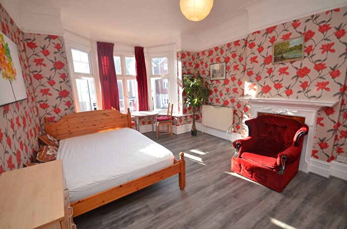 2 Bedroom Flat To Rent In Kingsmead Rd, Tulse Hill, London, SW2