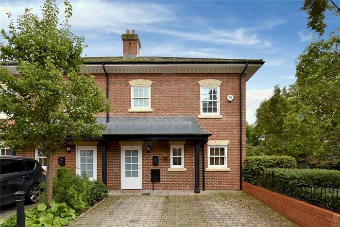 4 Bedroom End Of Terrace House To Rent In Quoitings Drive, Marlow, Buckinghamshire SL7
